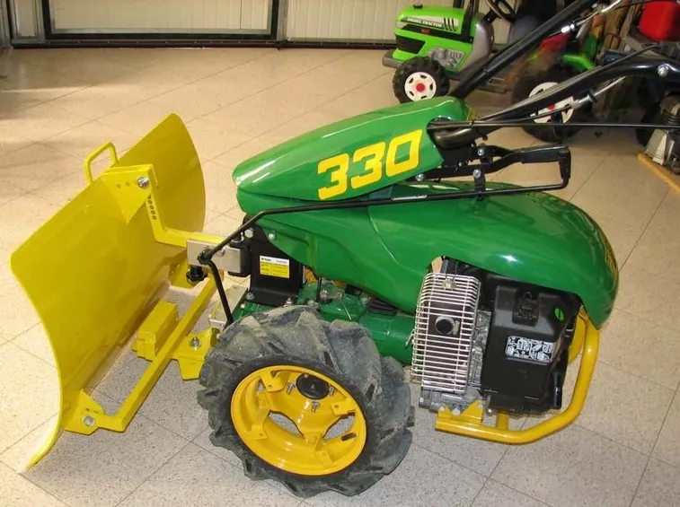 Motocoltivatore con lama da neve