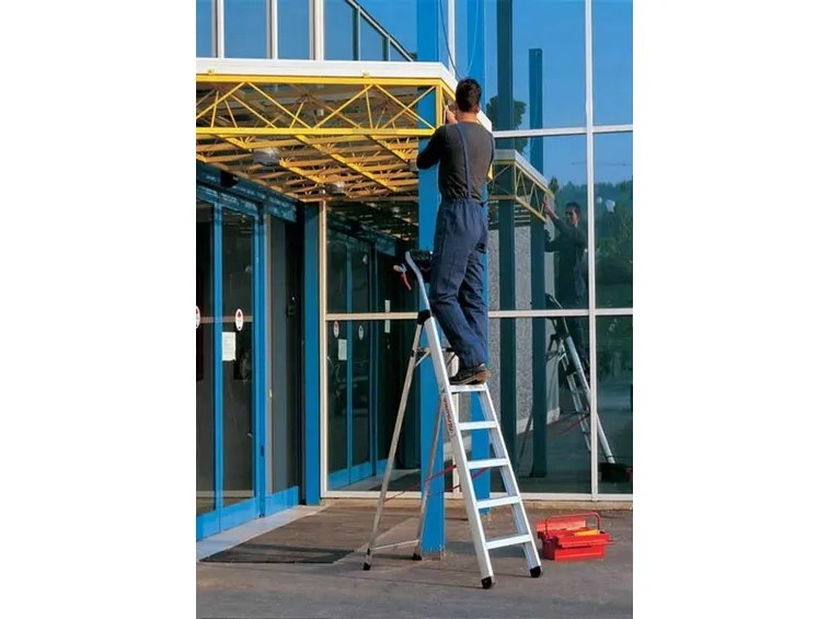 Operaio con scala in alluminio