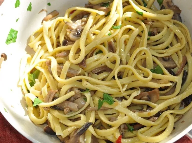 Fettuccine condite con sugo di prataioli