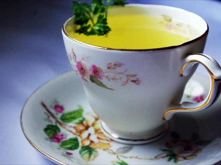 Un infuso drenante a base di prezzemolo