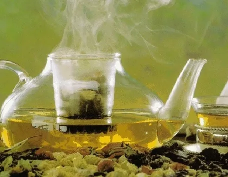 Tisana di salvia e limone digestiva e sgonfiante