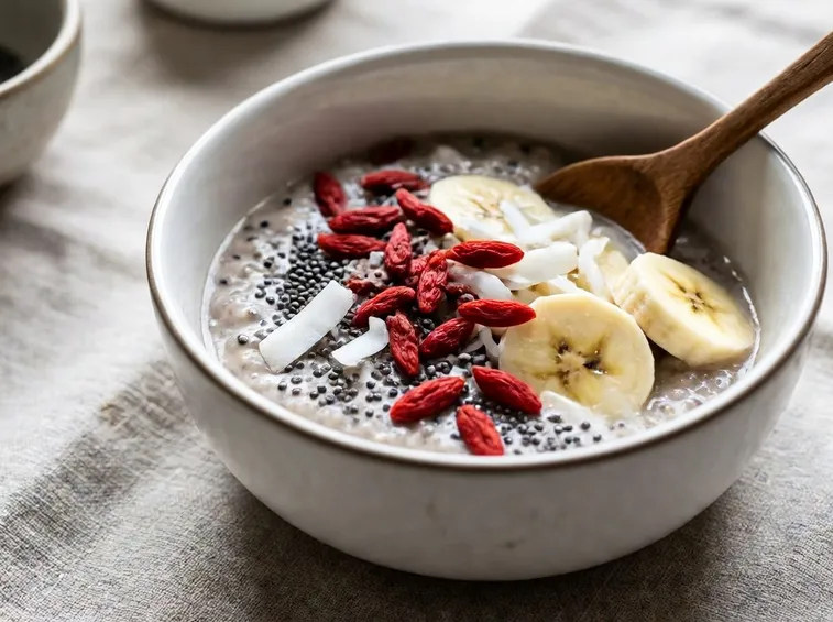 Colazione con cereali, yogurt e goji