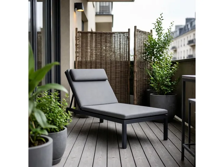 Piccolo terrazzo con sedia sdraio   Fonte foto ( http://www.housetohome.co.uk )