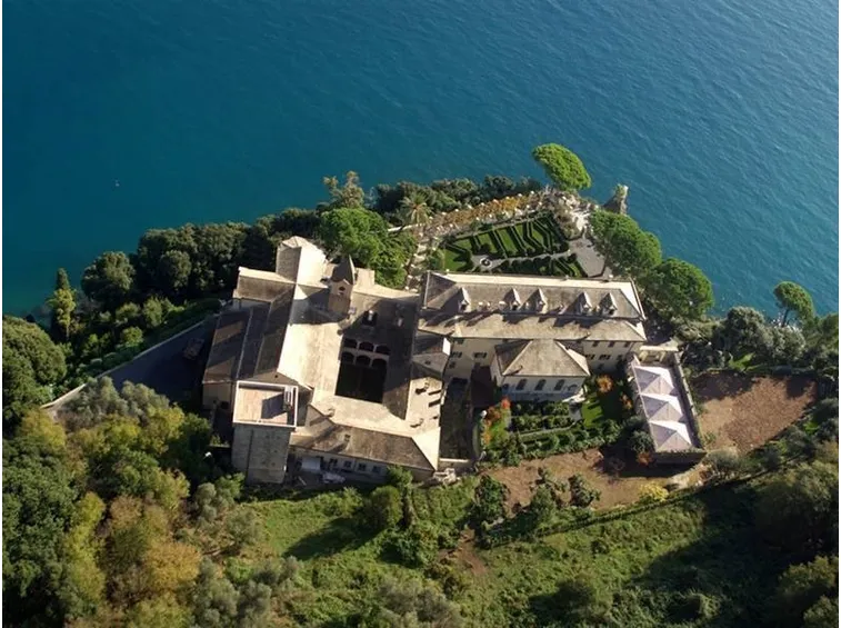 Una vista del complesso e del giardino