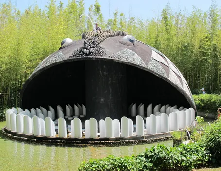 Il grande pescecane, scultura.