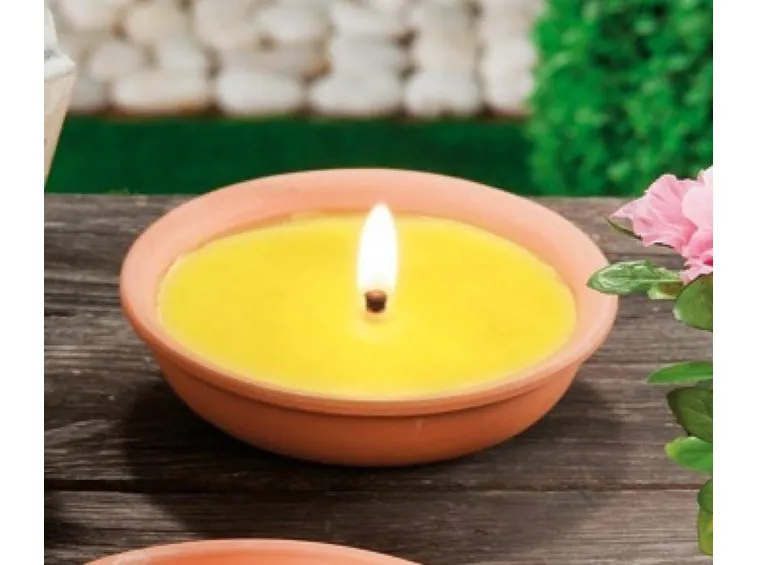 Una candela di citronella