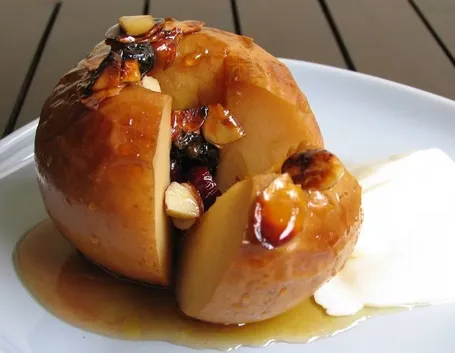 Mela al forno con frutta secca e caramello