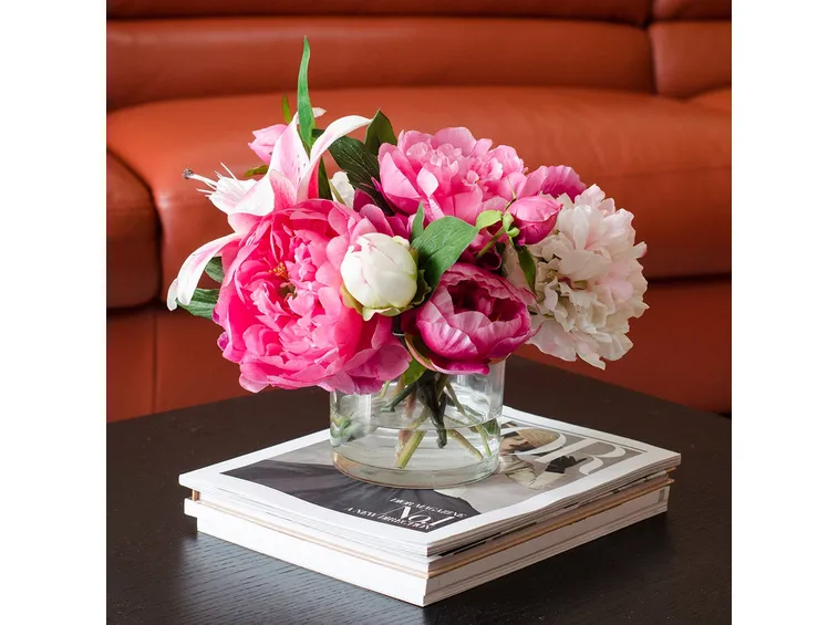 vaso con peonie finte