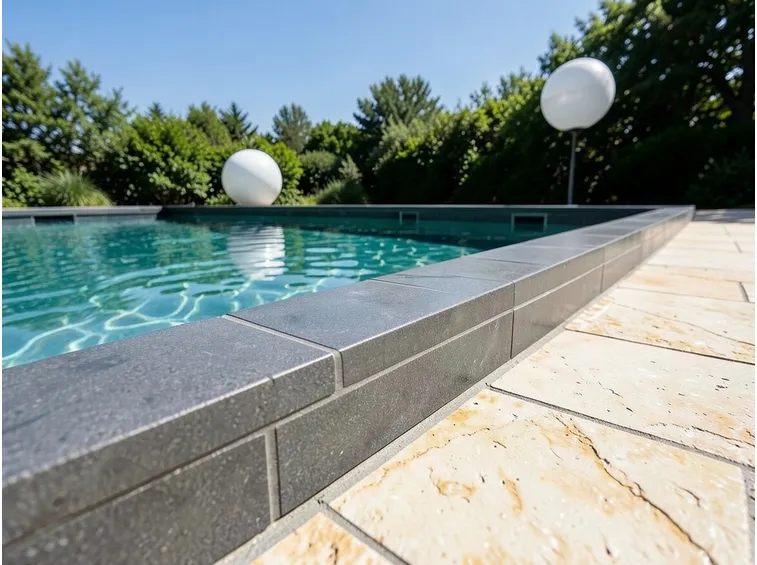 Piastrelle bordo piscina in gres porcellanato